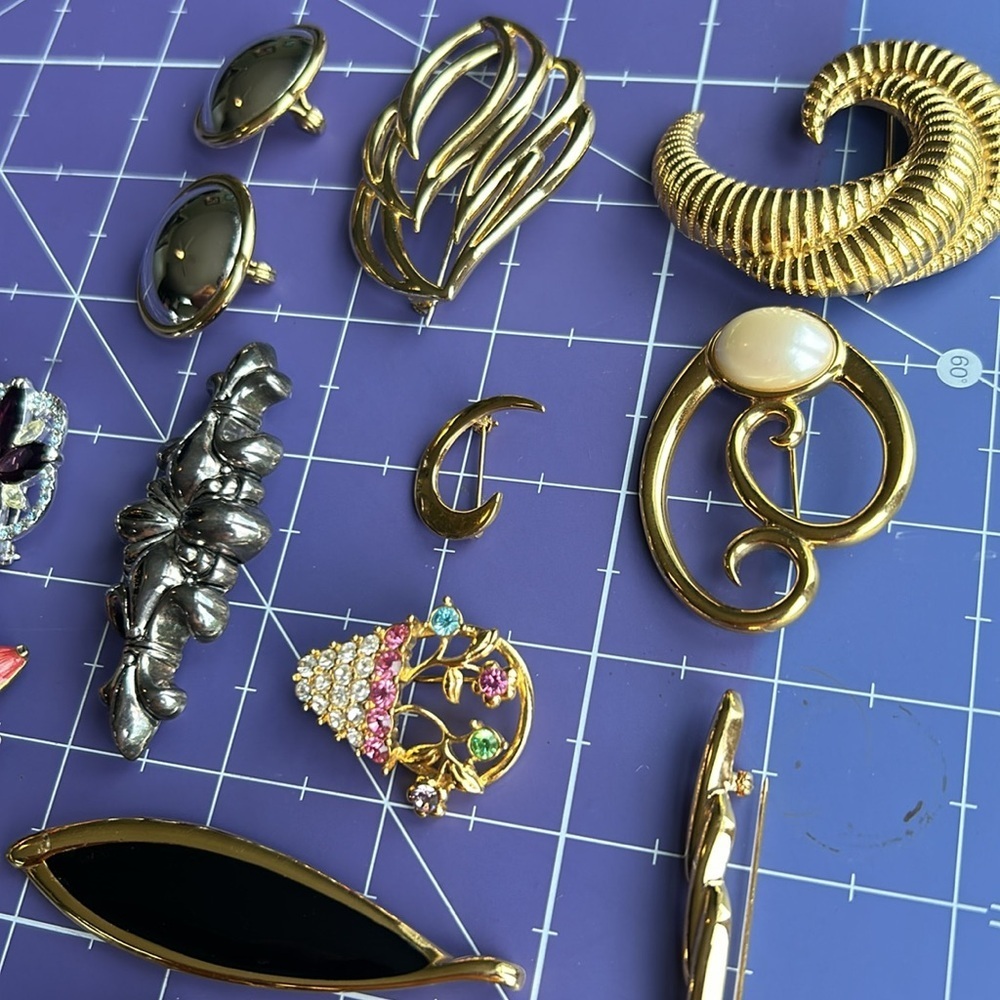 Monet collection of brooches & earrings new & old EUC  and travel pouch included - Picture 3 of 14